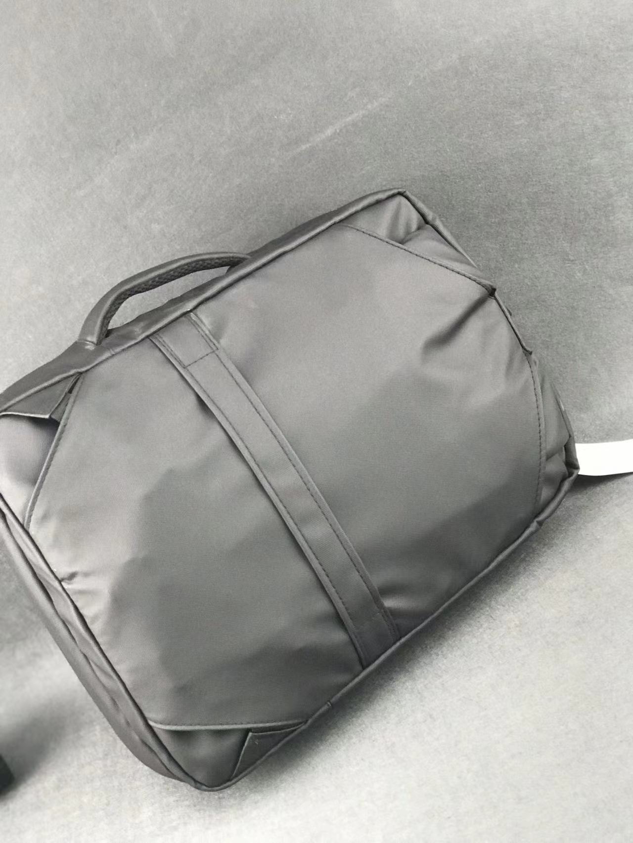新款原创双肩包，防水大容量旅行男士背包，商务电脑背包，礼品厂家。详情图5