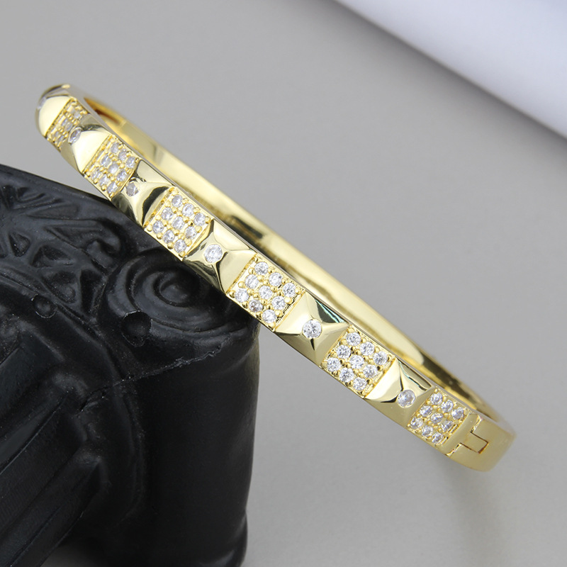 ins European and American cross-border diamond-encrusted retro round wristbands direct supply gold-plated elegant jewelry wholesale