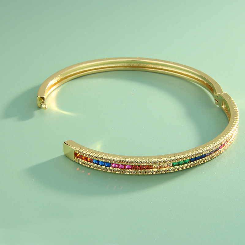 The 2022 new European and American cross-border simple, light luxury and exquisite golden bracelet i is an elegant and high-end bracelet detail image 3