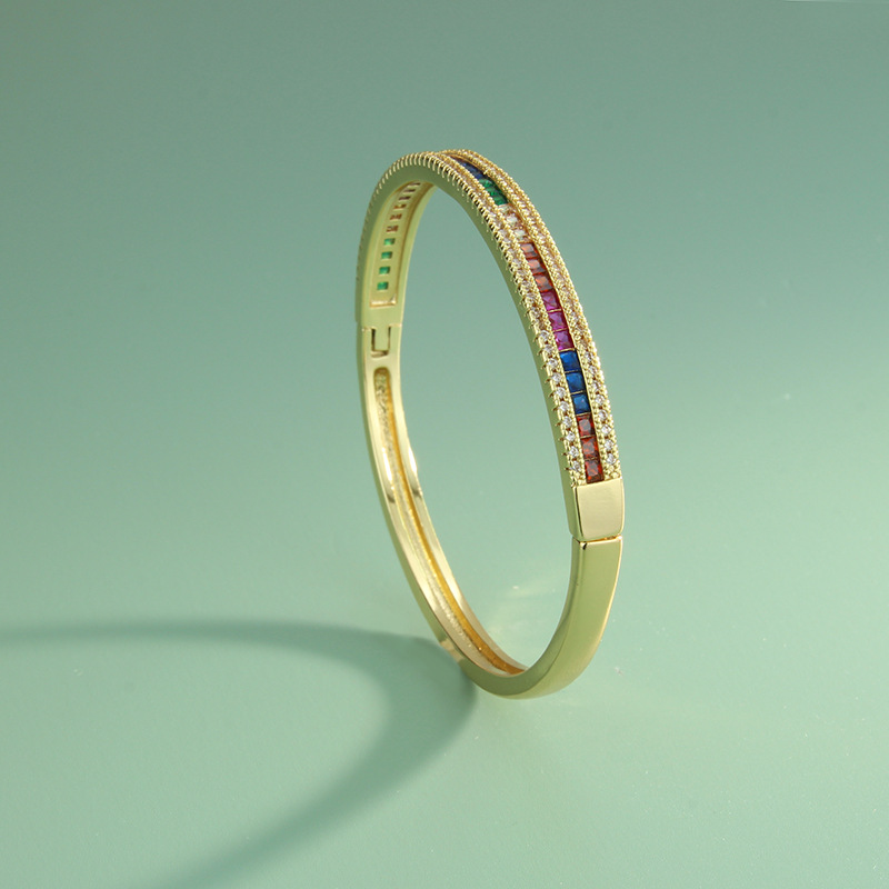 The 2022 new European and American cross-border simple, light luxury and exquisite golden bracelet i is an elegant and high-end bracelet details Picture