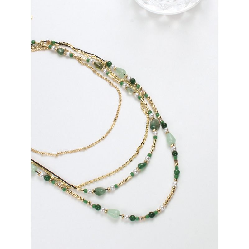 A blogger from Europe and America wore a multi-layered natural jade and glass bead necklace on Instagram. Su Ziran Green, a unique and elegant ethnic group Application Scenario