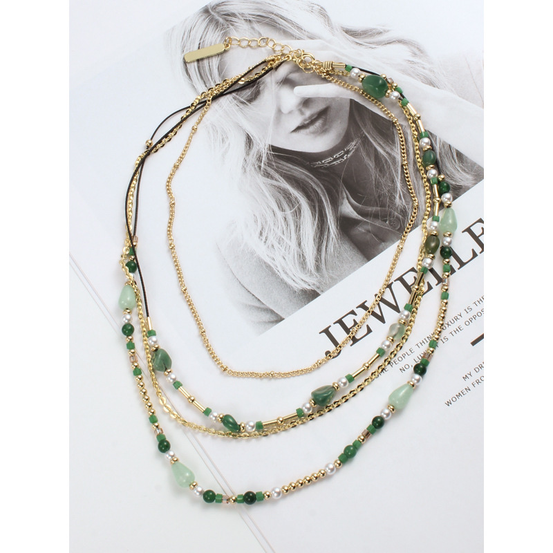 A blogger from Europe and America wore a multi-layered natural jade and glass bead necklace on Instagram. Su Ziran Green, a unique and elegant ethnic group details Picture