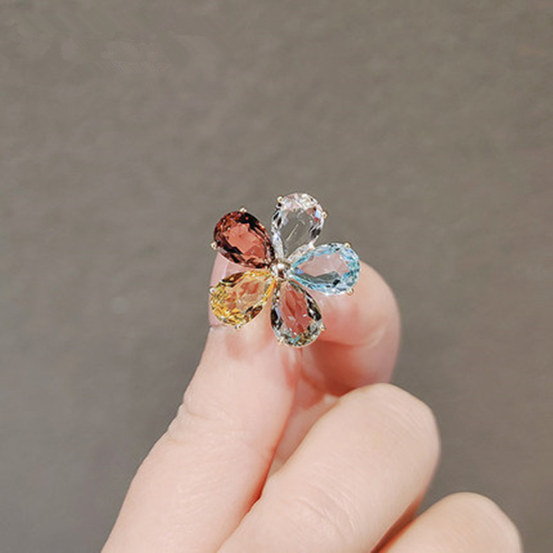 Japanese and Korean imitation crystal flower brooch, girl's personality pin, collar pin, anti-glare button, cardigan, suit jacket accessory