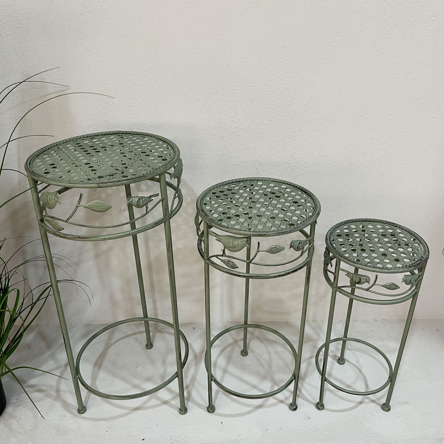 Outdoor popular flower racks, courtyard ironwork, balconies, floor-standing garden arrangements, indoor flower POTS, circular racks, decorative racks, flower pot support racks, and craft green plants details Picture
