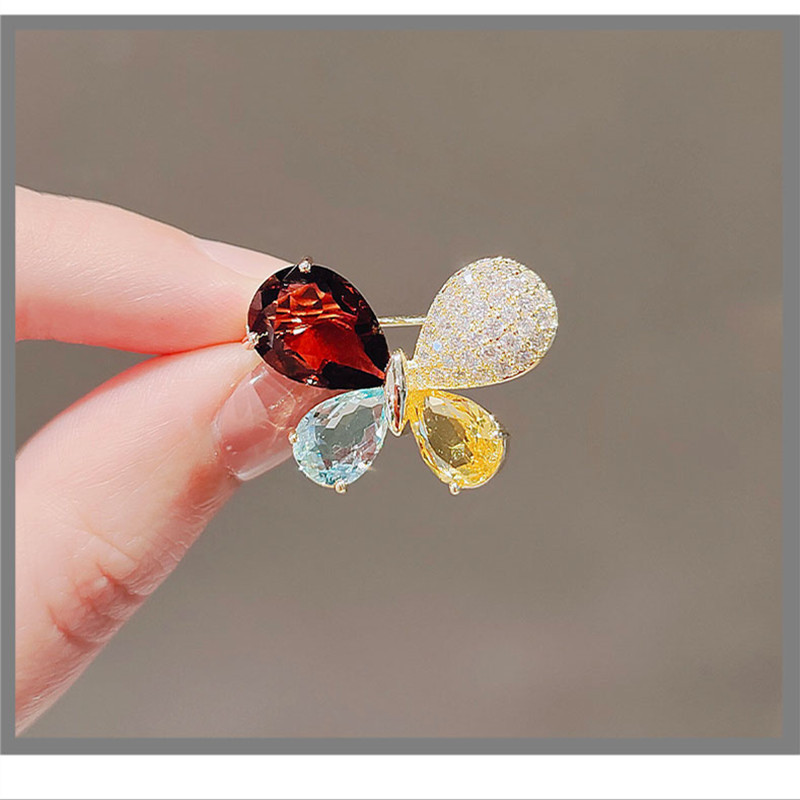 Zircon colored butterfly brooch, Japanese-style imitation crystal trendy personality pin, collar pin, anti-exposure clasp, cardigan and suit accessory detail image 3