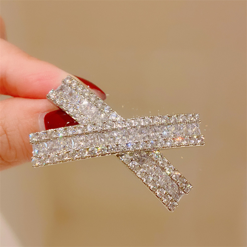 New high-end Korean cross-X letter-inlaid zircon brooch and brooch, elegant and exquisite T-diamond coat pin
