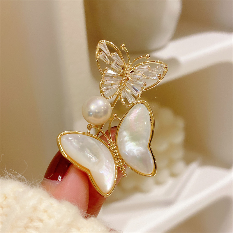 French retro classic natural shell twin butterfly brooch, brooch flower for women, high-end Korean freshwater pearl brooch clasp detail image 2
