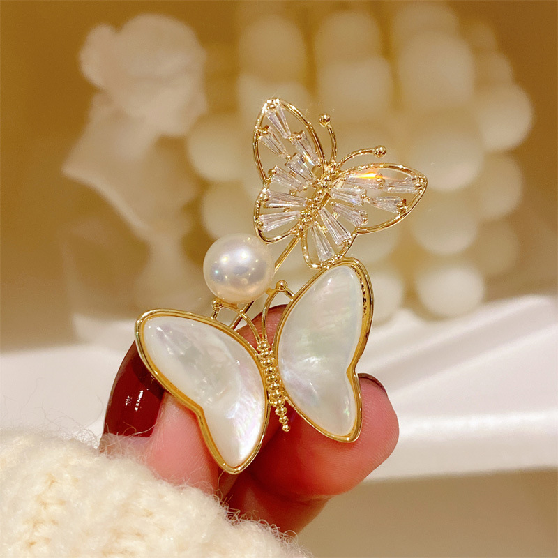 French retro classic natural shell twin butterfly brooch, brooch flower for women, high-end Korean freshwater pearl brooch clasp Application Scenario