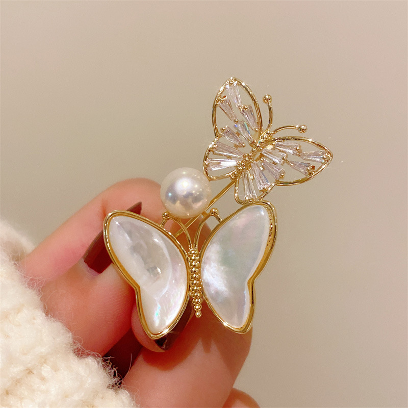 French retro classic natural shell twin butterfly brooch, brooch flower for women, high-end Korean freshwater pearl brooch clasp detail image 3