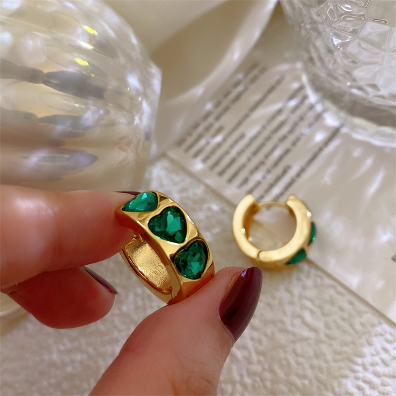 European and American niche high-end copper-plated real gold heart-shaped emerald ring earrings, cold and elegant style ear buckles for women detail image 4