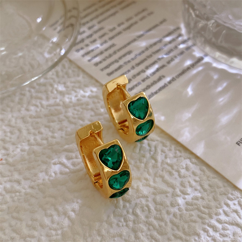 European and American niche high-end copper-plated real gold heart-shaped emerald ring earrings, cold and elegant style ear buckles for women