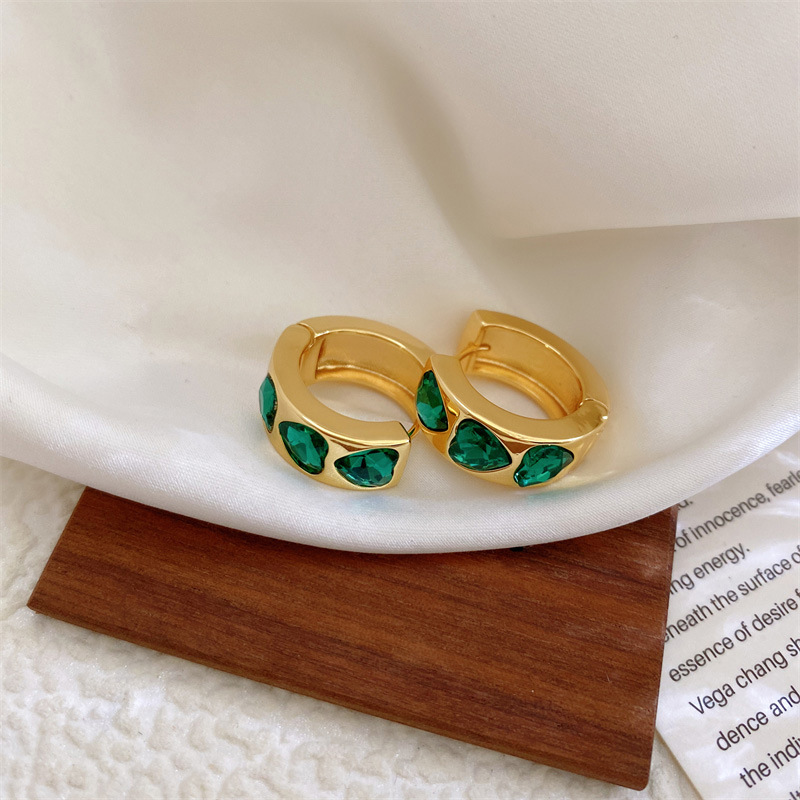 European and American niche high-end copper-plated real gold heart-shaped emerald ring earrings, cold and elegant style ear buckles for women detail image 3