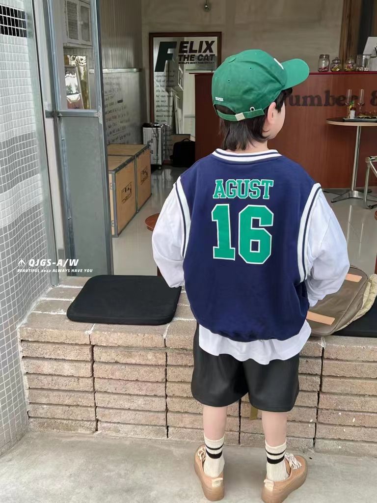 Two loose short-sleeved T-shirts for summer children's clothing in deep blue patchwork, featuring digital basketball sports details Picture