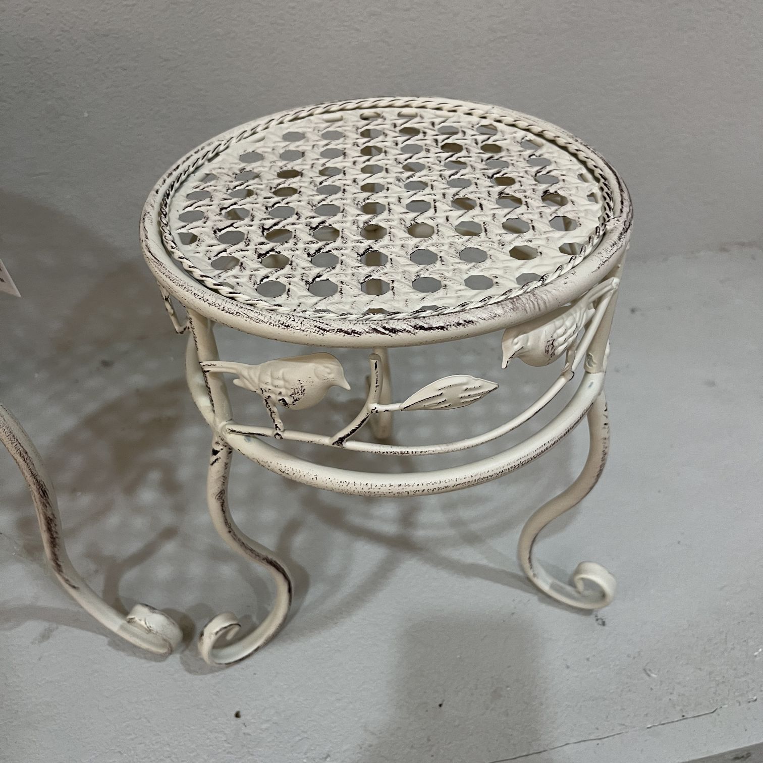 Single Basin Round Iron Art Flower Stand Multi-Layer Green Flower Pot Stand Indoor And Outdoor European Living Room Balcony Flower Shelf Decoration Green Flower Rack Application Scenario
