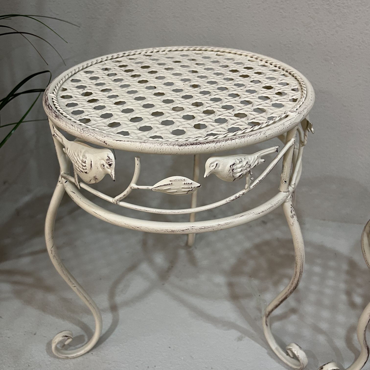 Single-pot round ironwork flower stand, multi-layer pothos and spider plant floor-standing flower stand, indoor and outdoor European-style living room balcony flower stand, decorative pothos storage stand Application Scenario