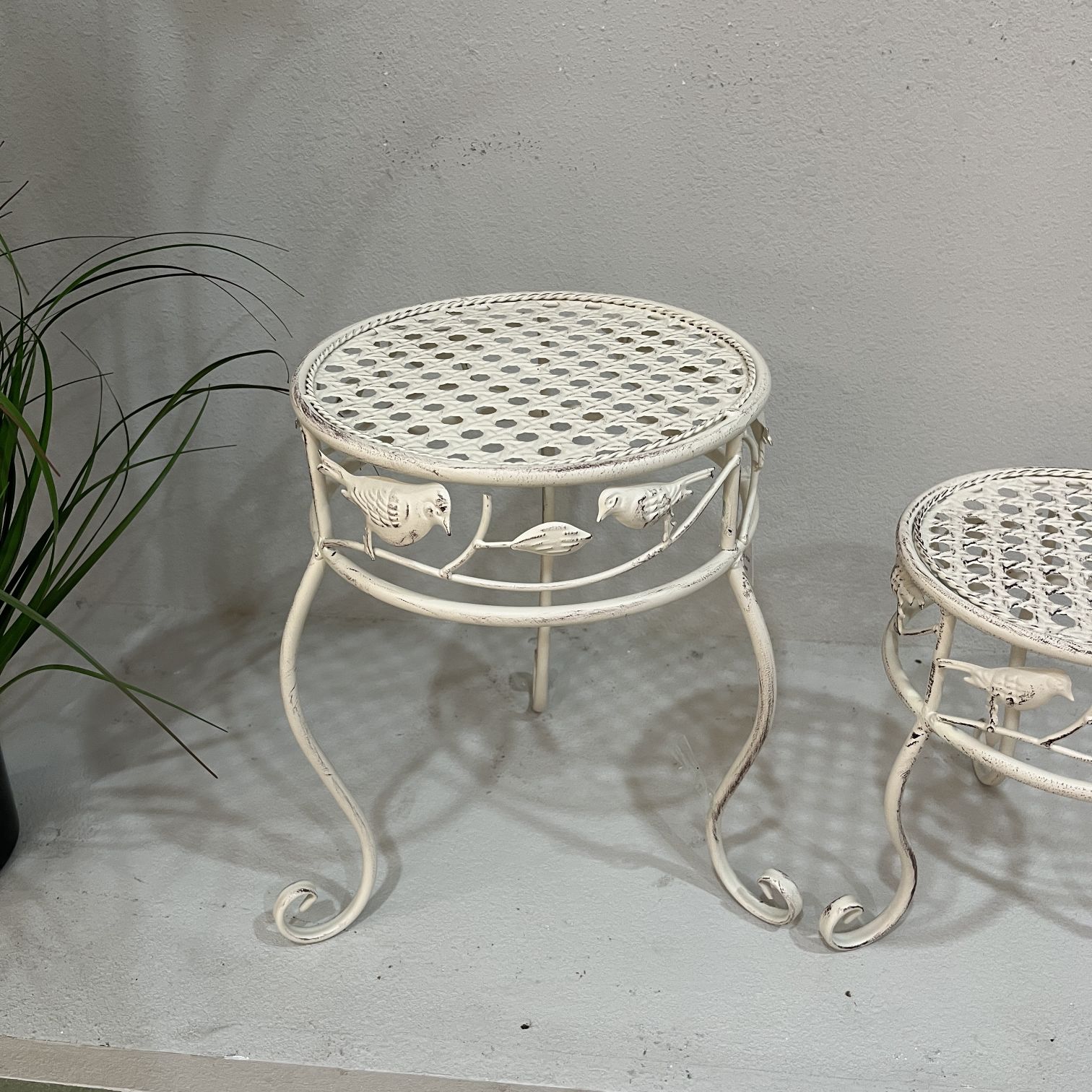 Single-pot round ironwork flower stand, multi-layer pothos and spider plant floor-standing flower stand, indoor and outdoor European-style living room balcony flower stand, decorative pothos storage stand Specification image