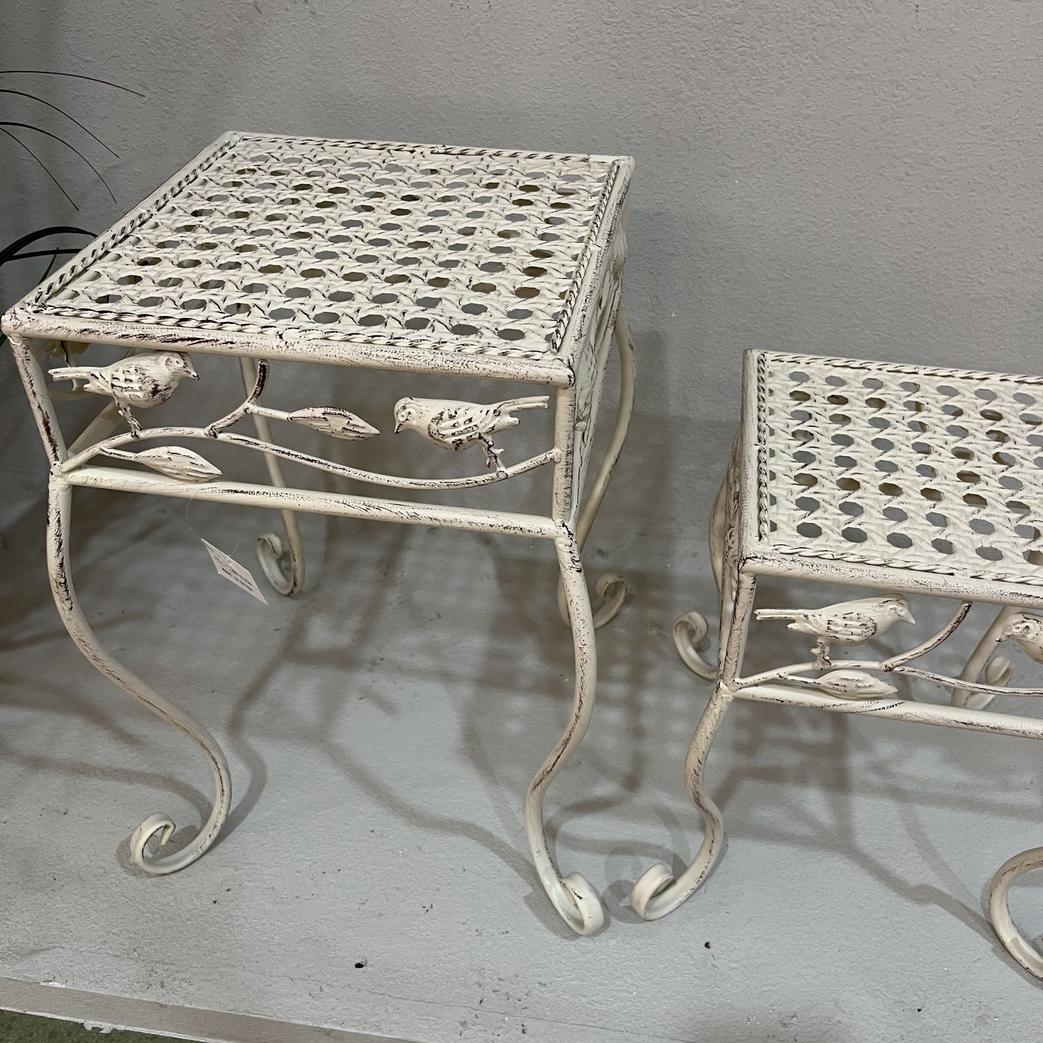 Single-pot square ironwork flower stand, multi-layer devil's ivy and spider plant floor-standing flower stand, indoor and outdoor European-style living room balcony flower stand, decorative devil's ivy storage stand Application Scenario