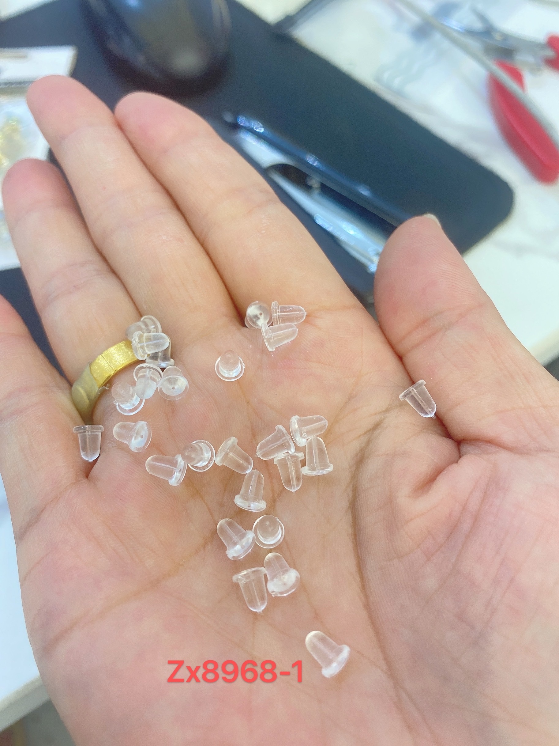 Zhongxing Accessories DIY Silicone earplugs, resin accessories, jewelry accessories, rice beads, alloy accessories Application Scenario