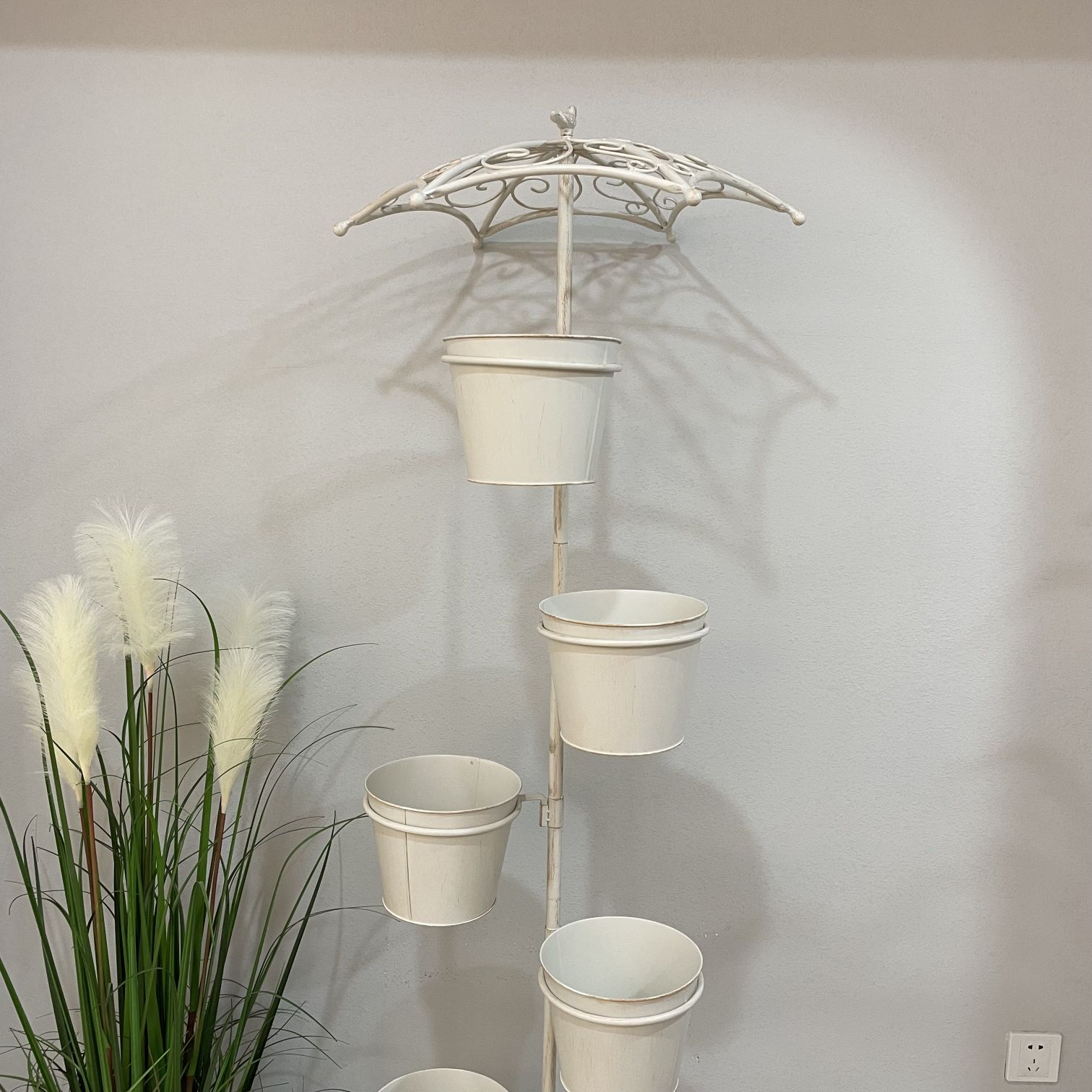 Simple and creative green vintage umbrella flower stand decoration, indoor flower stand, European-style window display, succulent green plant stand, flower shop, bar, outdoor garden street Application Scenario