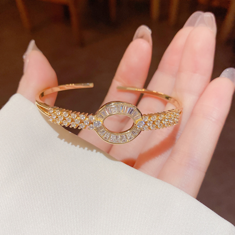 A new summer style, fashionable and exquisite, micro-inlaid zirconium round opening adjustable bracelet, a personalized design for women detail image 3
