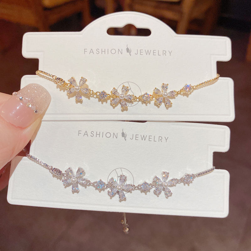 The 2022 summer new style of elegant, fashionable and exquisite diamond-encrusted flower bracelet is a unique and versatile design accessory for female Internet celebrities