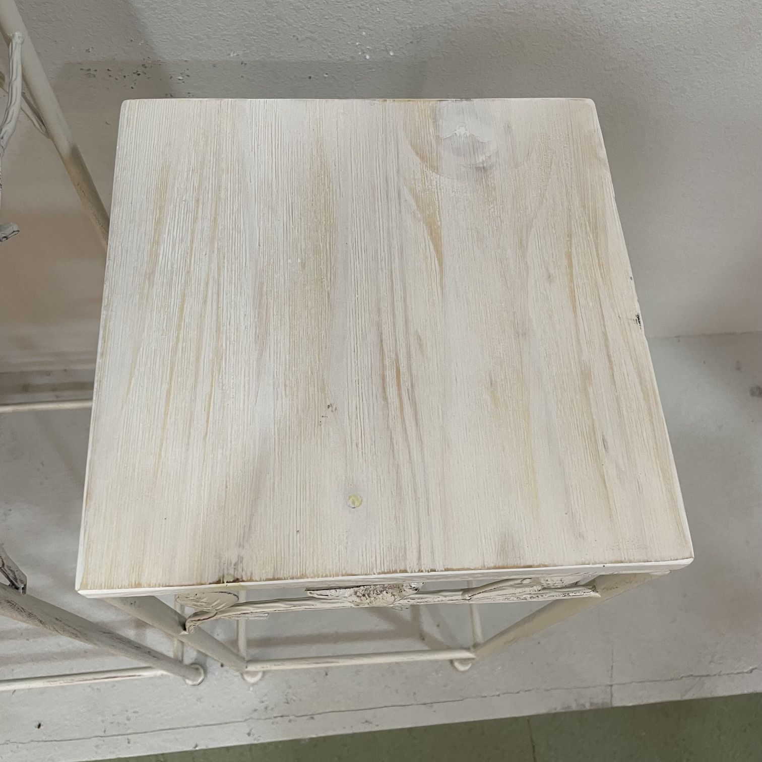 European-style retro white two-piece wooden flower stand, indoor and outdoor square decorative succulent green plant flower stand, ironwork flower table, green vine stand, flower stand and storage stand Application Scenario