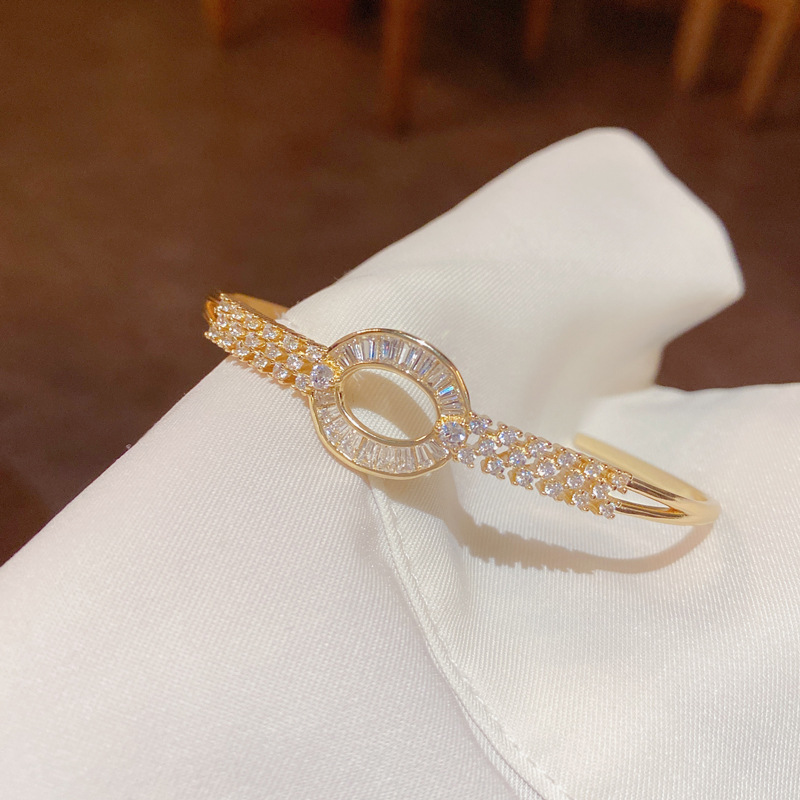 A new summer style, fashionable and exquisite, micro-inlaid zirconium round opening adjustable bracelet, a personalized design for women