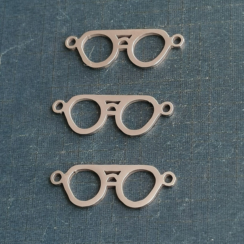 Retro titanium steel spectacle frames, accessories, sweaters, necklaces, bracelets, small pendants, pendants, stainless steel handcrafted wholesale