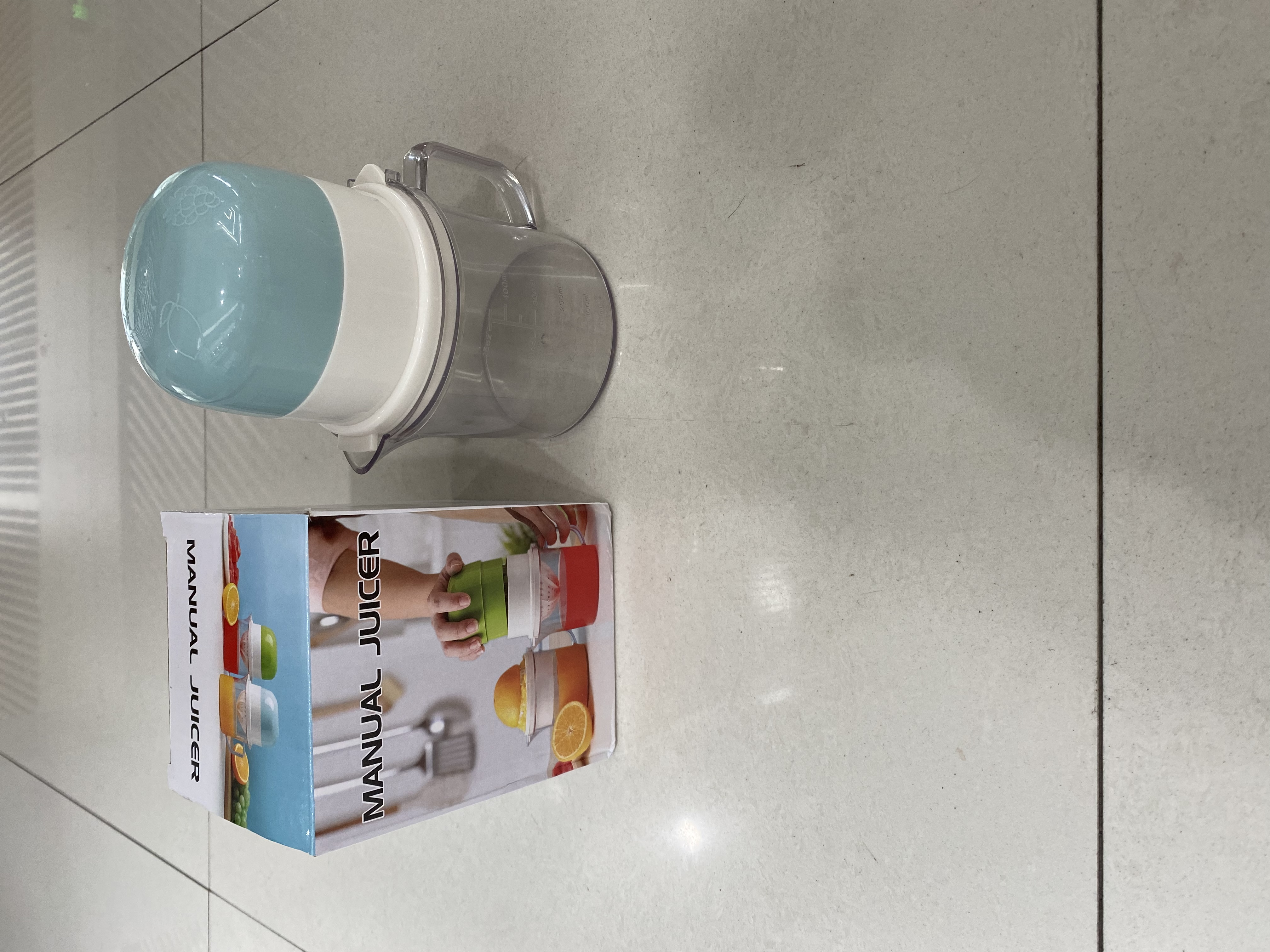 Manual juicer