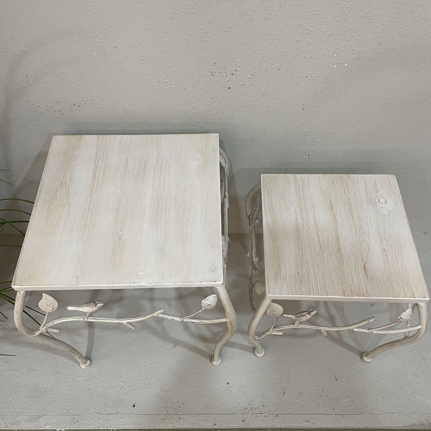 Factory direct sales of retro iron art flower stands, floor-standing two-piece sets, courtyard, balcony and living room flower stools, garden green ivy storage rack sets, two-piece fir wood with iron flower stands, garden sets, two-piece low flower stands, children's stools, decorative flower stands, balcony flower stands details Picture