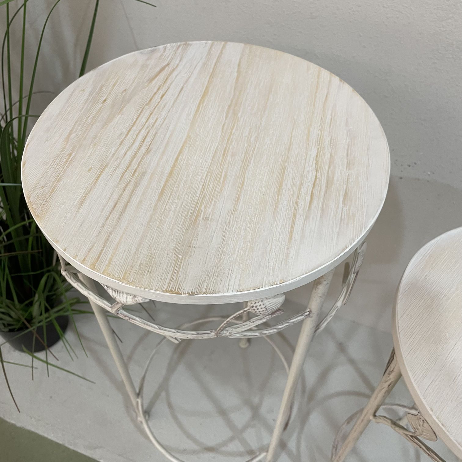 Two-piece set of European-style retro white wooden flower stand, indoor and outdoor living room flower stand, garden flower stand, green vine succulent plant flower stand, green vine stand, wedding flower stand, ironwork flower table, flower stand and storage stand Application Scenario