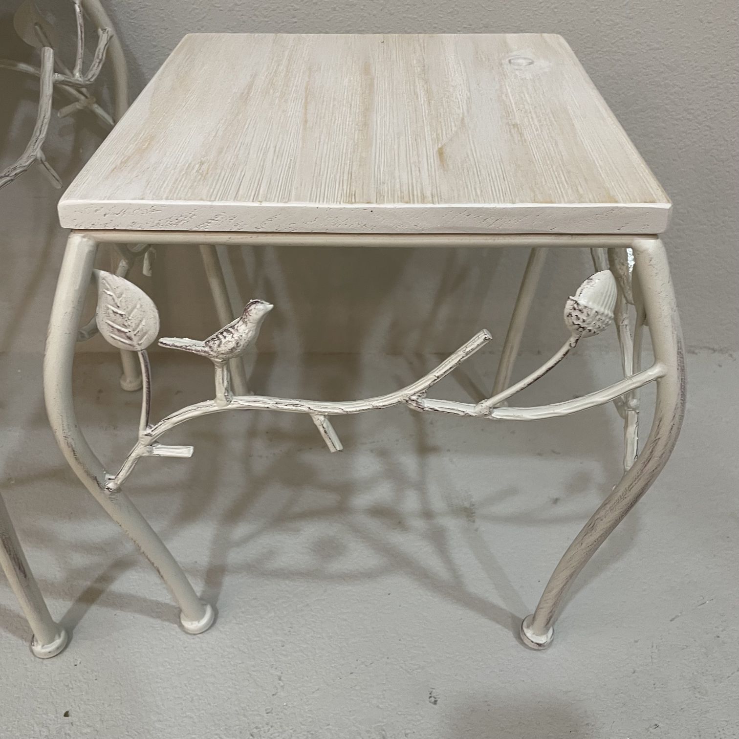 Factory direct sales of retro iron art flower stands, floor-standing two-piece sets, courtyard, balcony and living room flower stools, garden green ivy storage rack sets, two-piece fir wood with iron flower stands, garden sets, two-piece low flower stands, children's stools, decorative flower stands, balcony flower stands Application Scenario