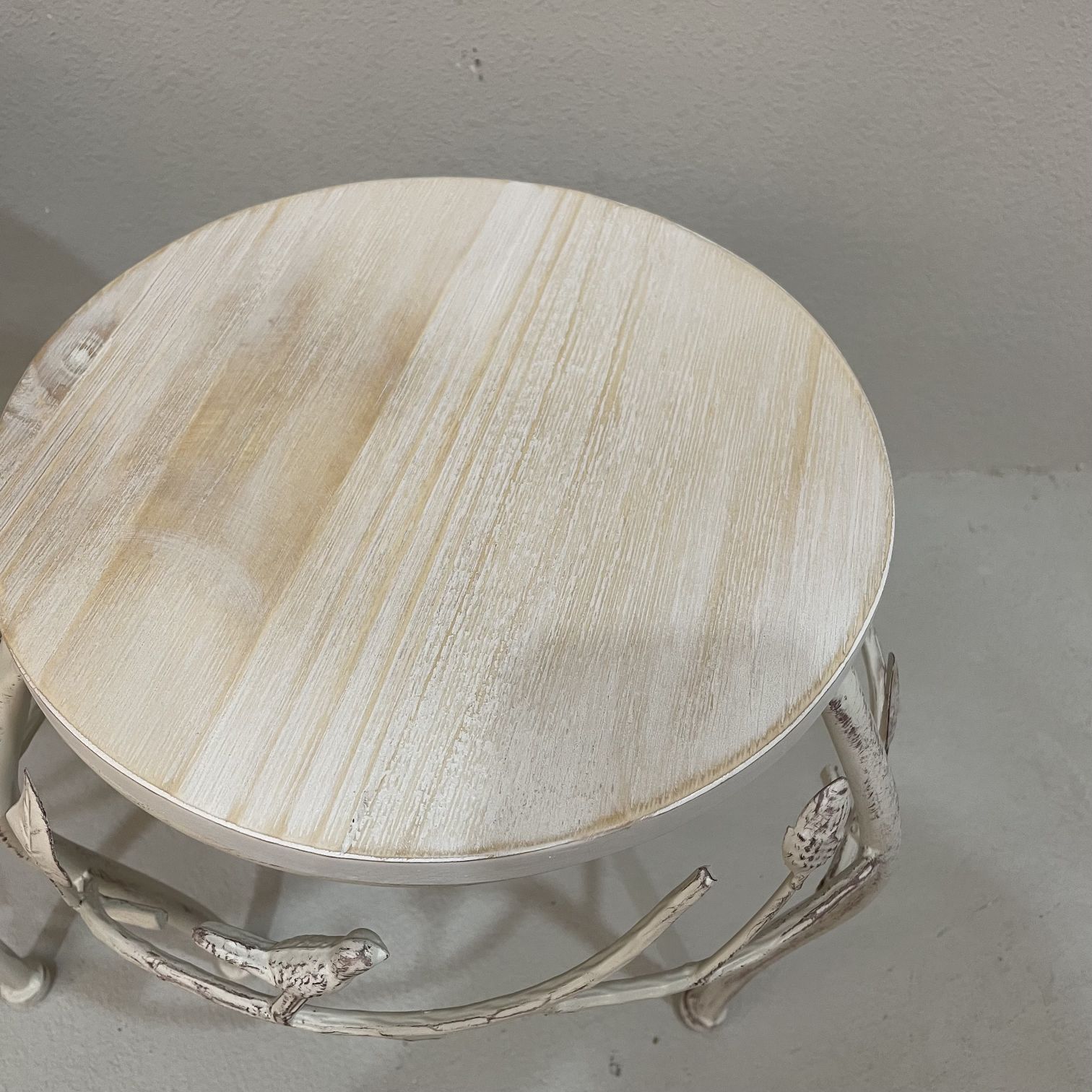 Wooden single-layer flower stand, retro two-piece set, floor-standing flower pot stand, small stool, balcony, garden and courtyard decoration Application Scenario