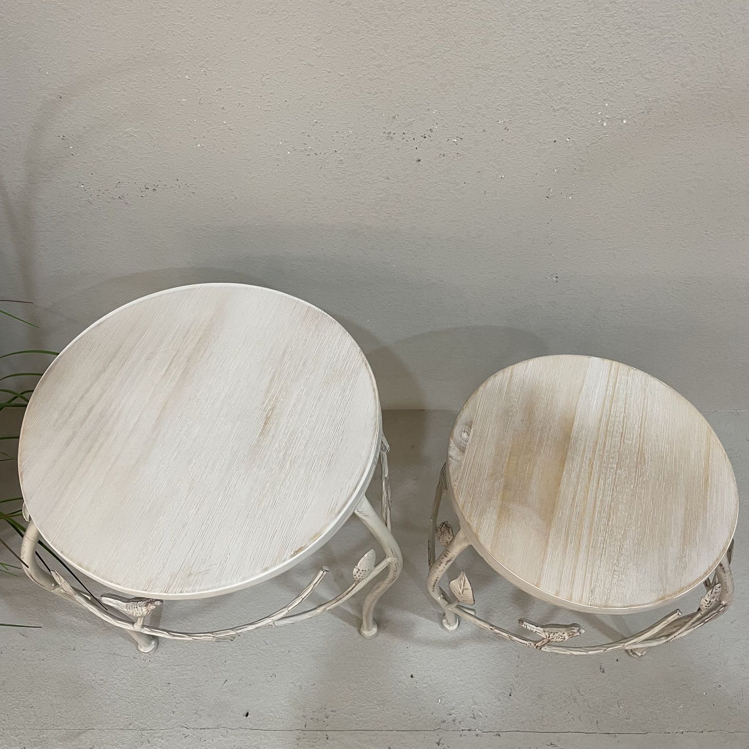 Wooden Single-Storey Flower Stand Retro Two-Piece Floor-To-Ceiling Flower Pot Stand Small Stool Balcony Garden Courtyard Decoration Application Scenario