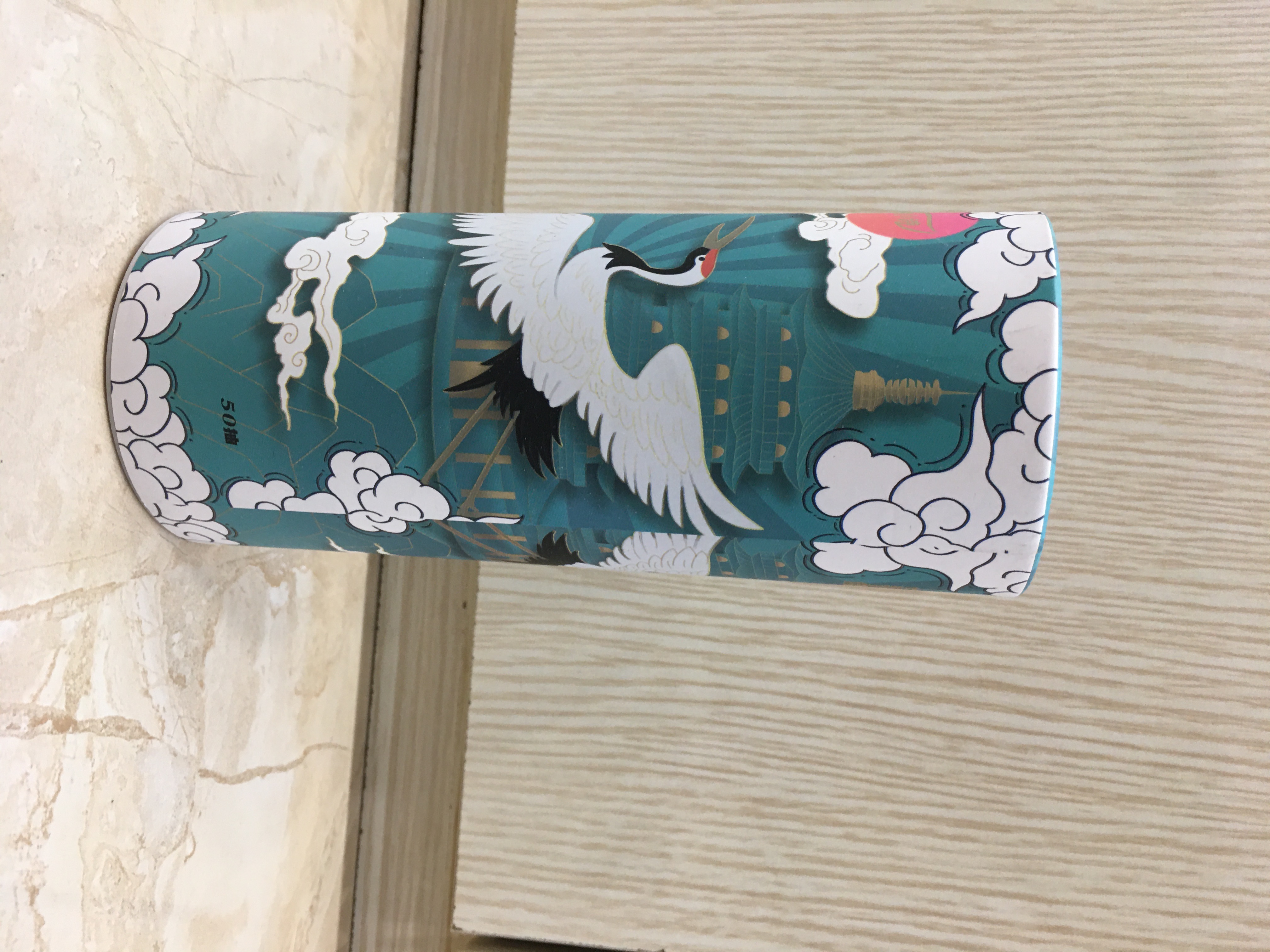 车载桶装纸巾抽纸抽车上面巾纸车用汽车专用原木浆圆筒小纸桶抽纸白底实物图