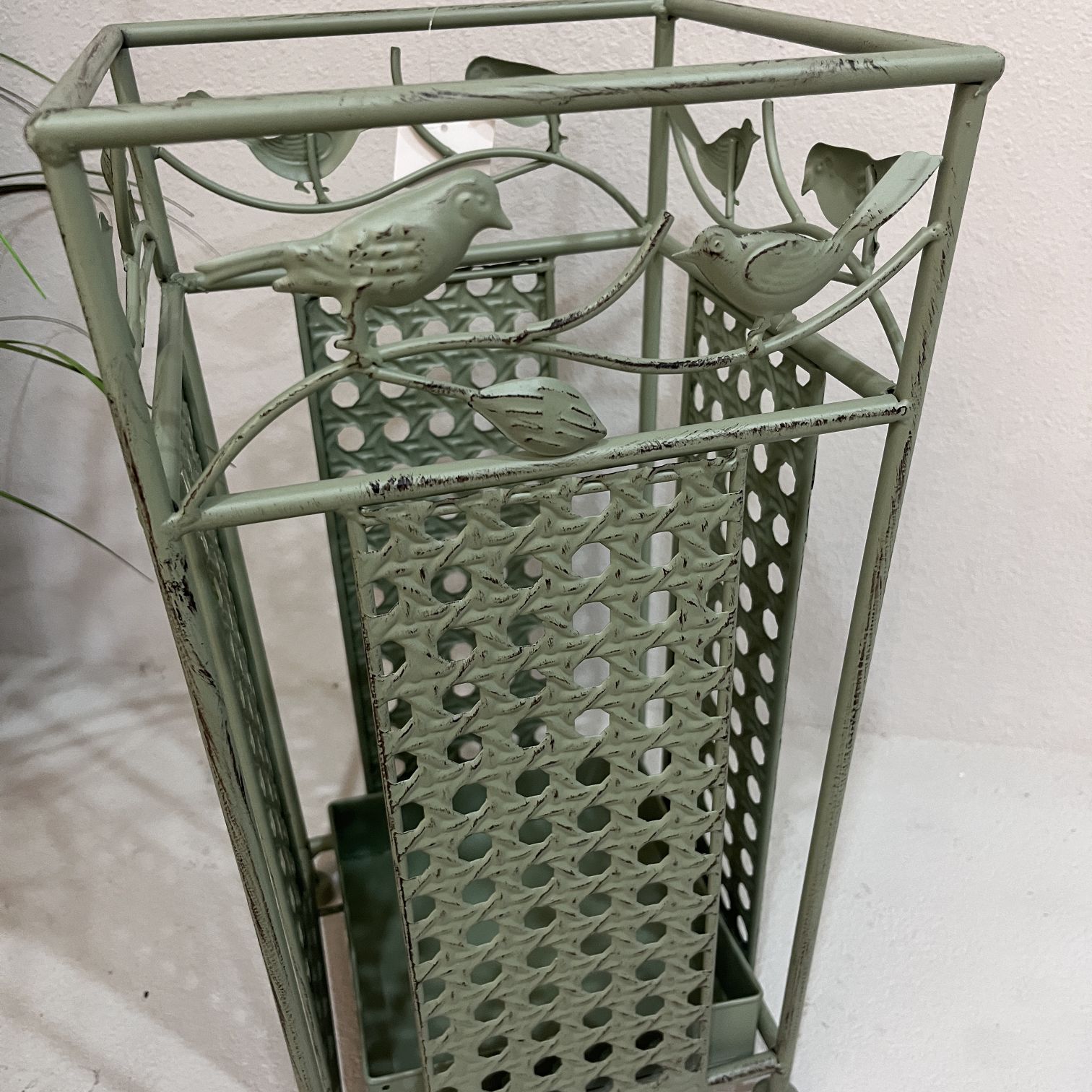 Simple ironwork square umbrella bucket, hotel lobby coffee shop, indoor and outdoor creative floor-standing green vine plant pergola Specification image