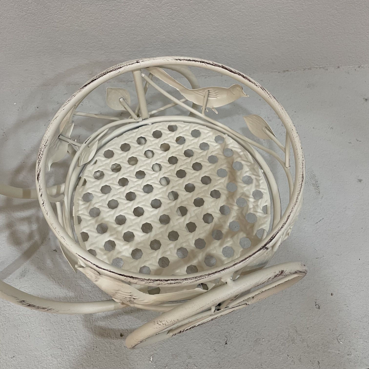 Creative tricyte-shaped retro and aged iron art flower stand, indoor and outdoor balcony garden decoration, green vine plant flower stand Application Scenario