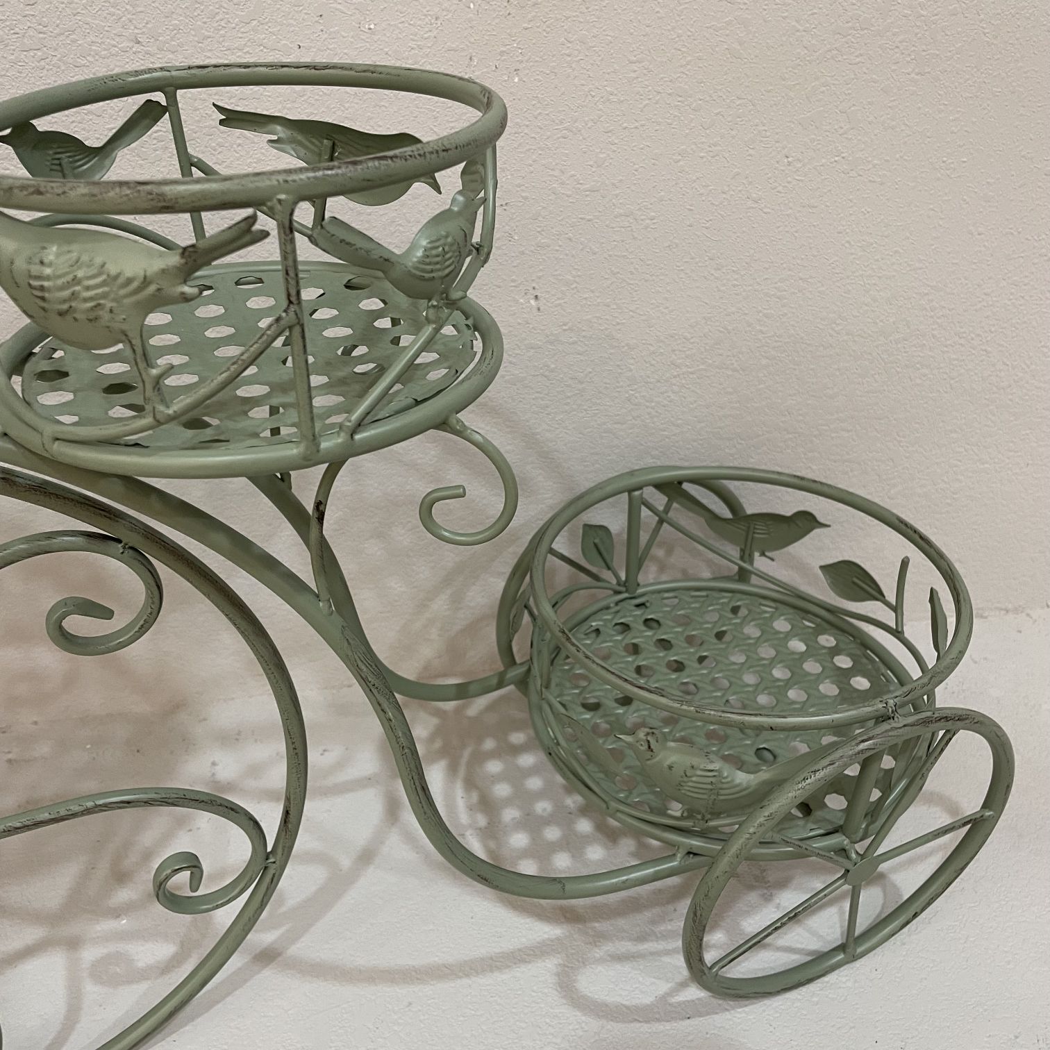 Garden ironwork flower stand, retro and aged flower basket, tricycle succulent flower pot stand, multi-layer floor-standing garden pothos plant stand Application Scenario