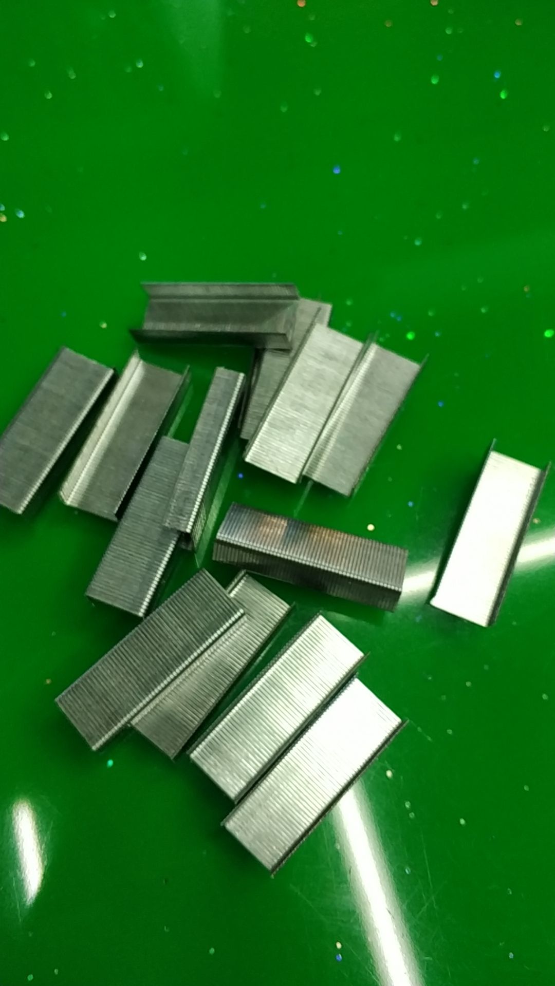 The lightweight thick-layer stapler is an economical stapler that can stitch 50 sheets of paper. It is a labor-saving stapler Application Scenario
