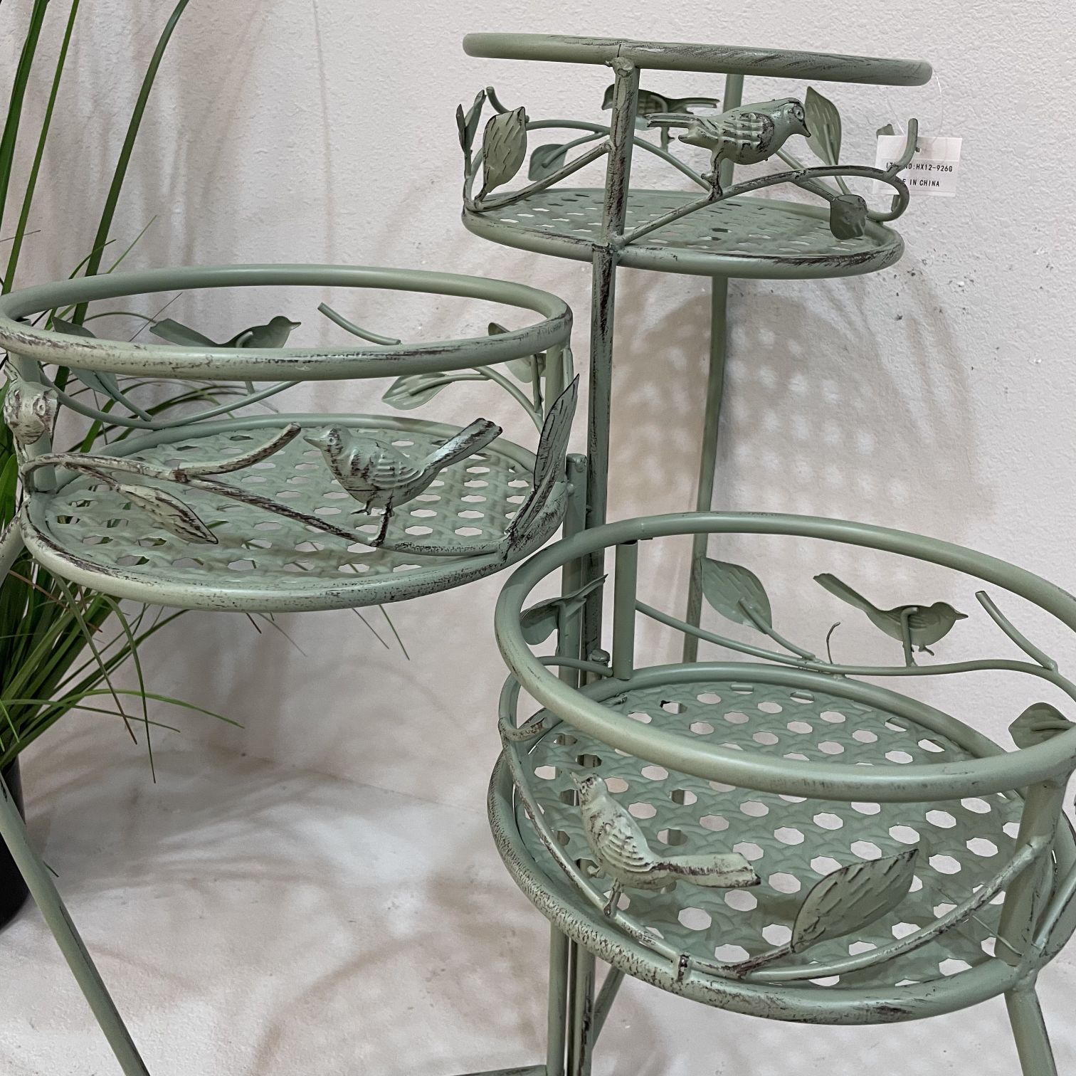 Retro European-style aged ironwork folding flower stand, lattice, hollowed-out plant garden, horticultural decoration, green vine plant flower stand Application Scenario