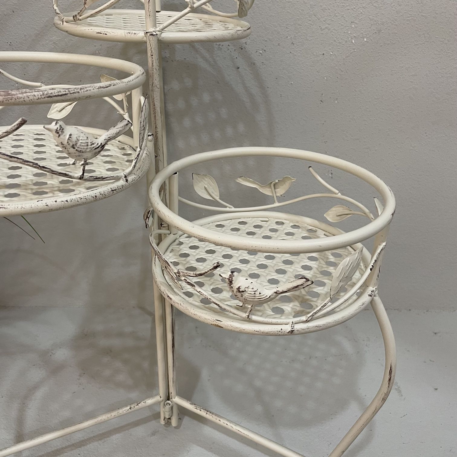 Retro European-style aged ironwork folding flower stand, lattice, hollowed-out plant garden, horticultural decoration, green vine plant flower stand Specification image