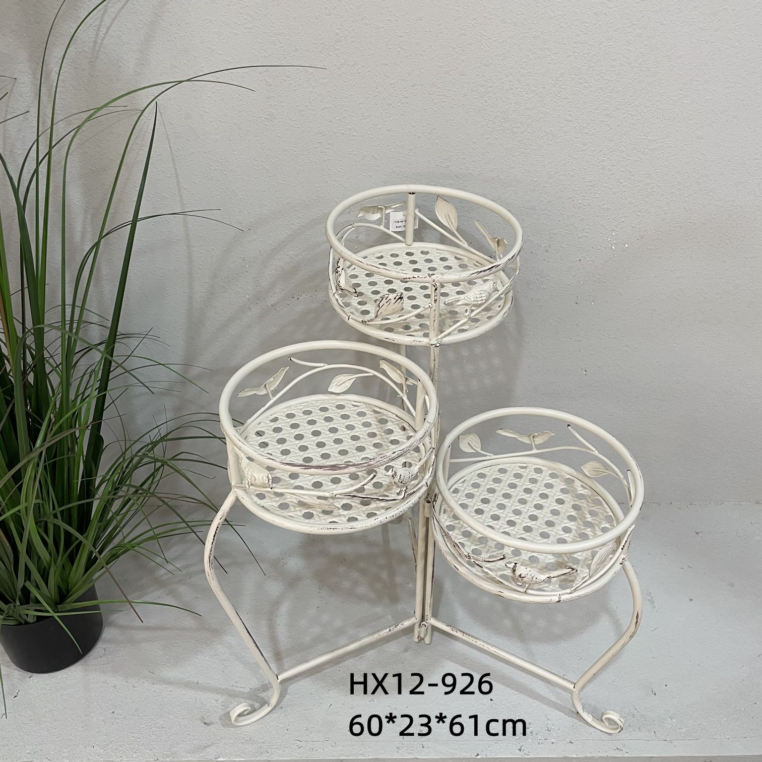 Retro European-style aged ironwork folding flower stand, lattice, hollowed-out plant garden, horticultural decoration, green vine plant flower stand details Picture