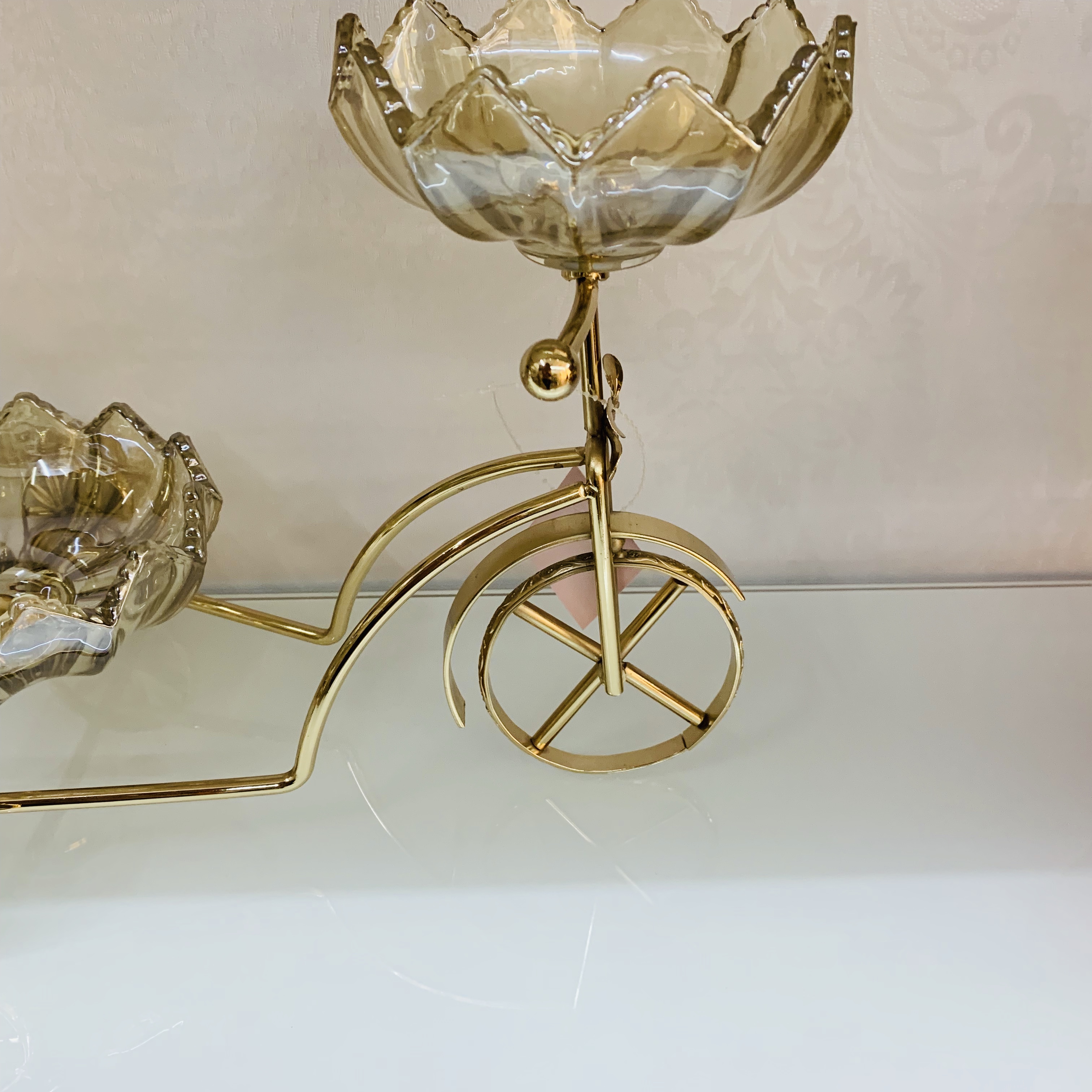 فلاشك أن لوحة الفواكه الزجاجية الخلاقة مزخرفة بمواقع عصرية بسيطة في غرف المعيشة Specification image