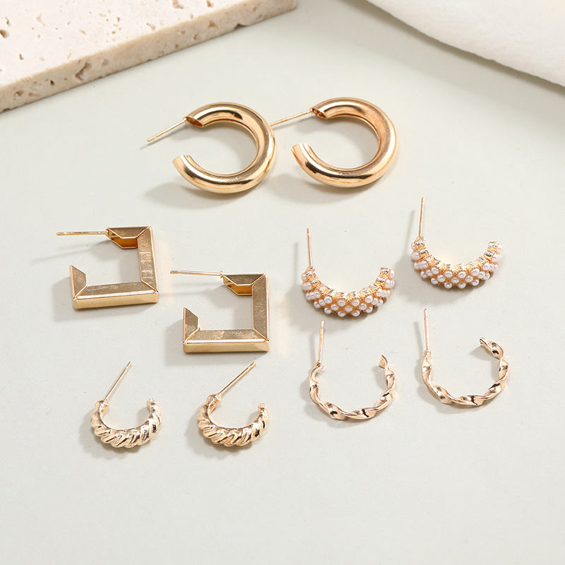 Cross-border best-selling C-shaped earrings wholesale creative and simple metal ring ear ring set 5-piece set retro pearl earrings Application Scenario