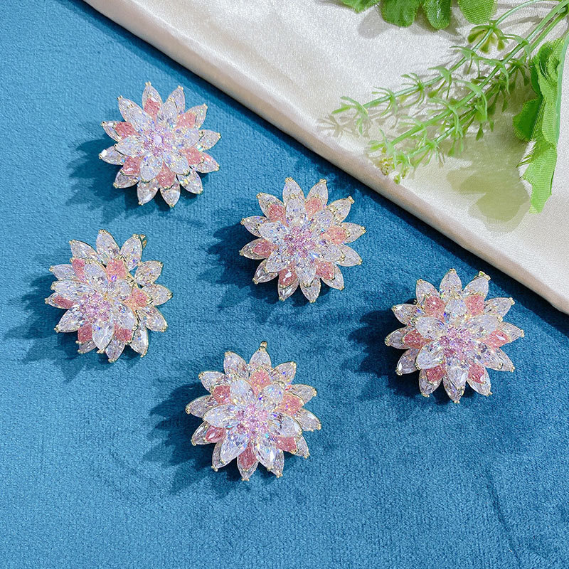 Snowflake brooch, simple and elegant for women, zircon small pin, anti-exposure cardigan, suit collar button, coat accessory