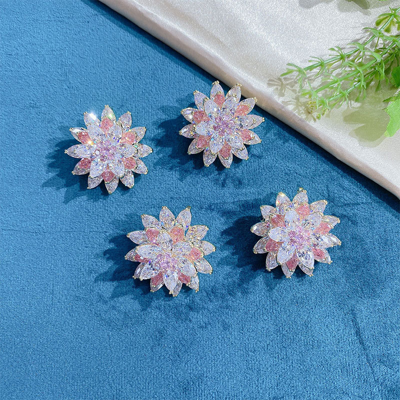 Snowflake brooch, simple and elegant for women, zircon small pin, anti-exposure cardigan, suit collar button, coat accessory Specification image