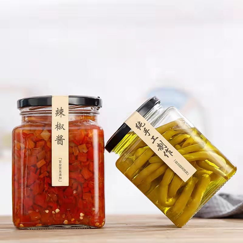زجاجة زجاجية تحتوي على وعاء مختوم مغلف بصلصة الفلفل الحار مع عسل العسل detail image 3