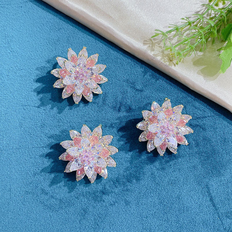 Snowflake brooch, simple and elegant for women, zircon small pin, anti-exposure cardigan, suit collar button, coat accessory Application Scenario