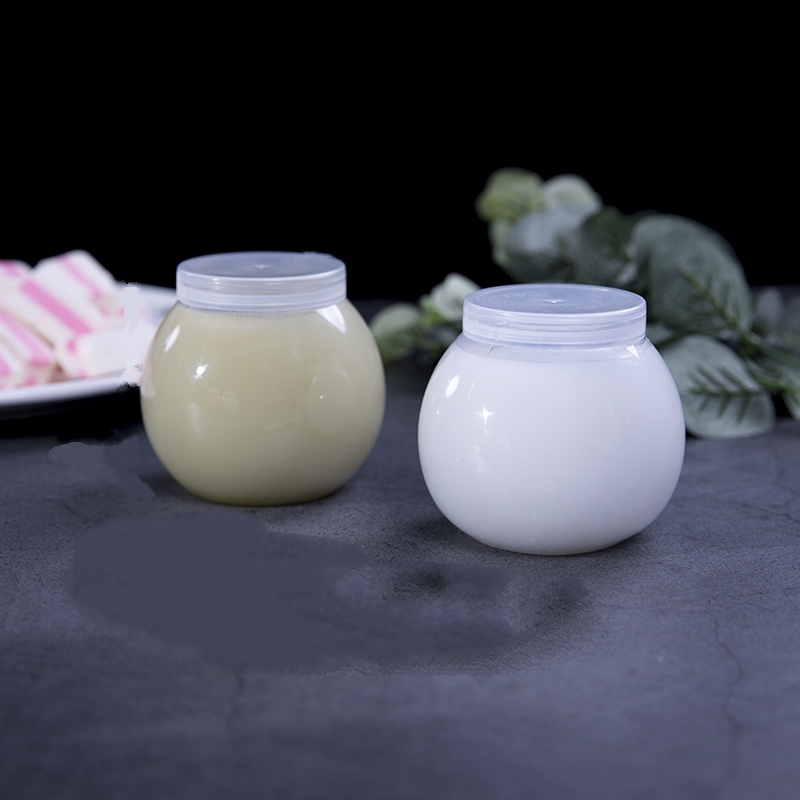 زجاجات حليب موضوعة على زجاجات حليب موضوعة في زجاجات من الحليب detail image 5