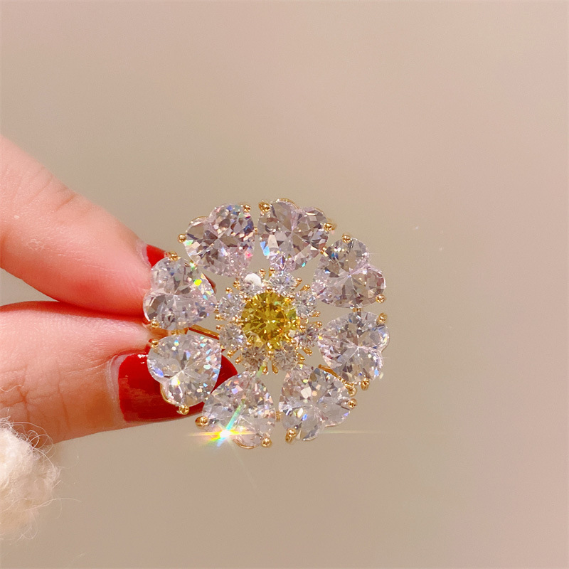 Super sparkling and rotatable zircon snowflake brooch and brooch, high-end heart-shaped zircon suit pin buckle detail image 3